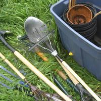 Quelques outils de base prêts à être utilisés pour une séance de jardinage. Crédit : Christine Préfontaine/Artefatica